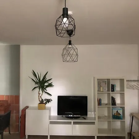 Cozy 1-bedroom With Free Parking 公寓